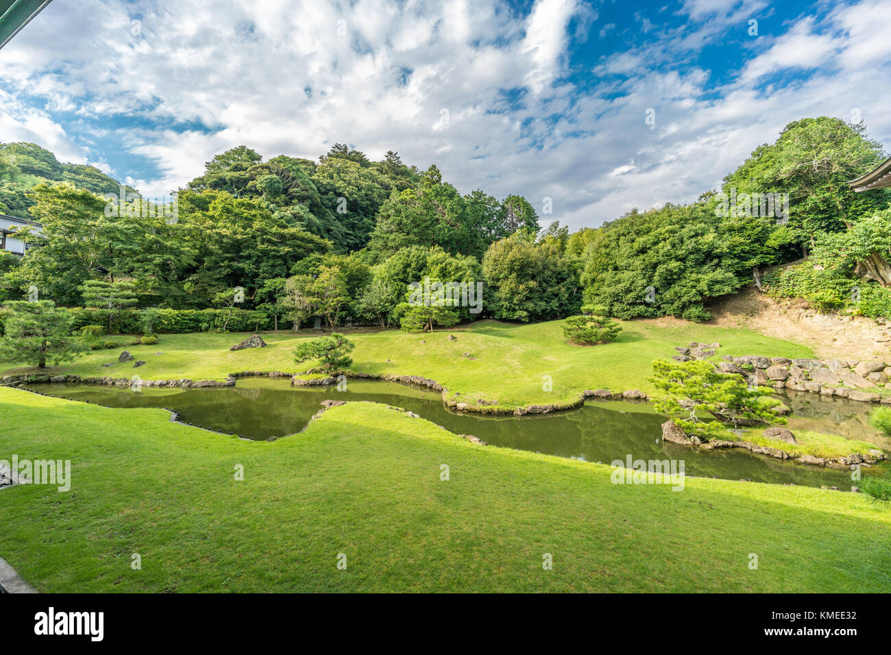 Kencho-ji il giardino Zen e laghetto dietro il Hojo Shin-ji Ike (mente stagno di carattere). Attribuito al muso Soseki (1275-1351). Kamakura, Kanagawa Pref. Giappone Foto Stock