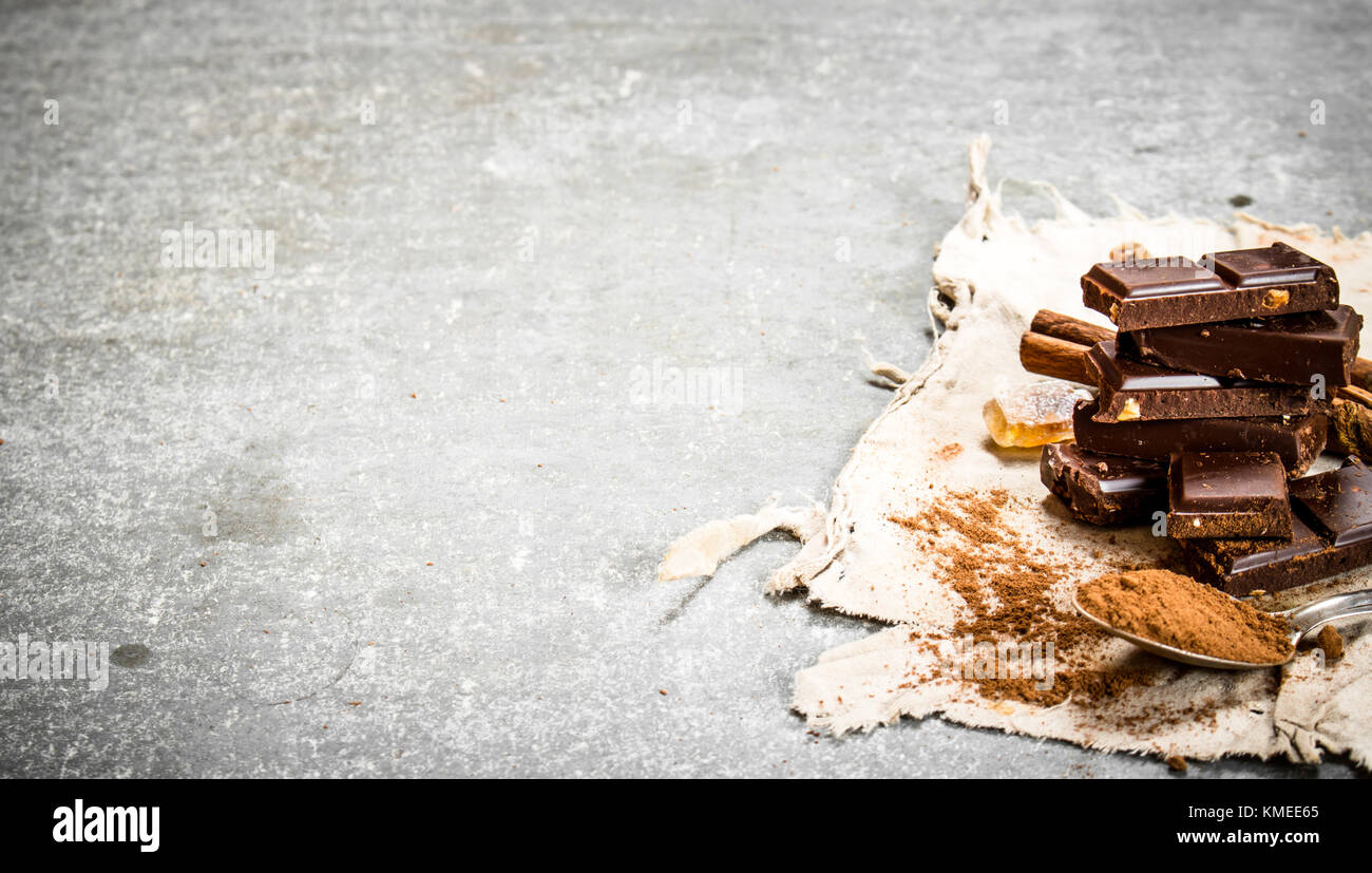 Fette di cioccolato con cannella. sul tavolo di pietra. Foto Stock