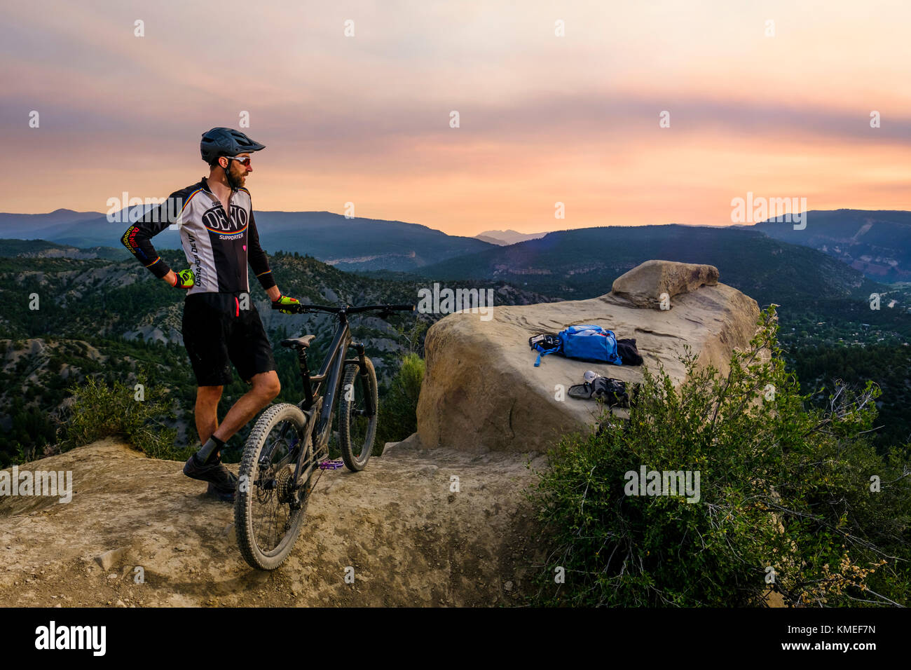 Male mountain bike in paesaggio panoramico godendo di vista, Durango, Stati Uniti Foto Stock