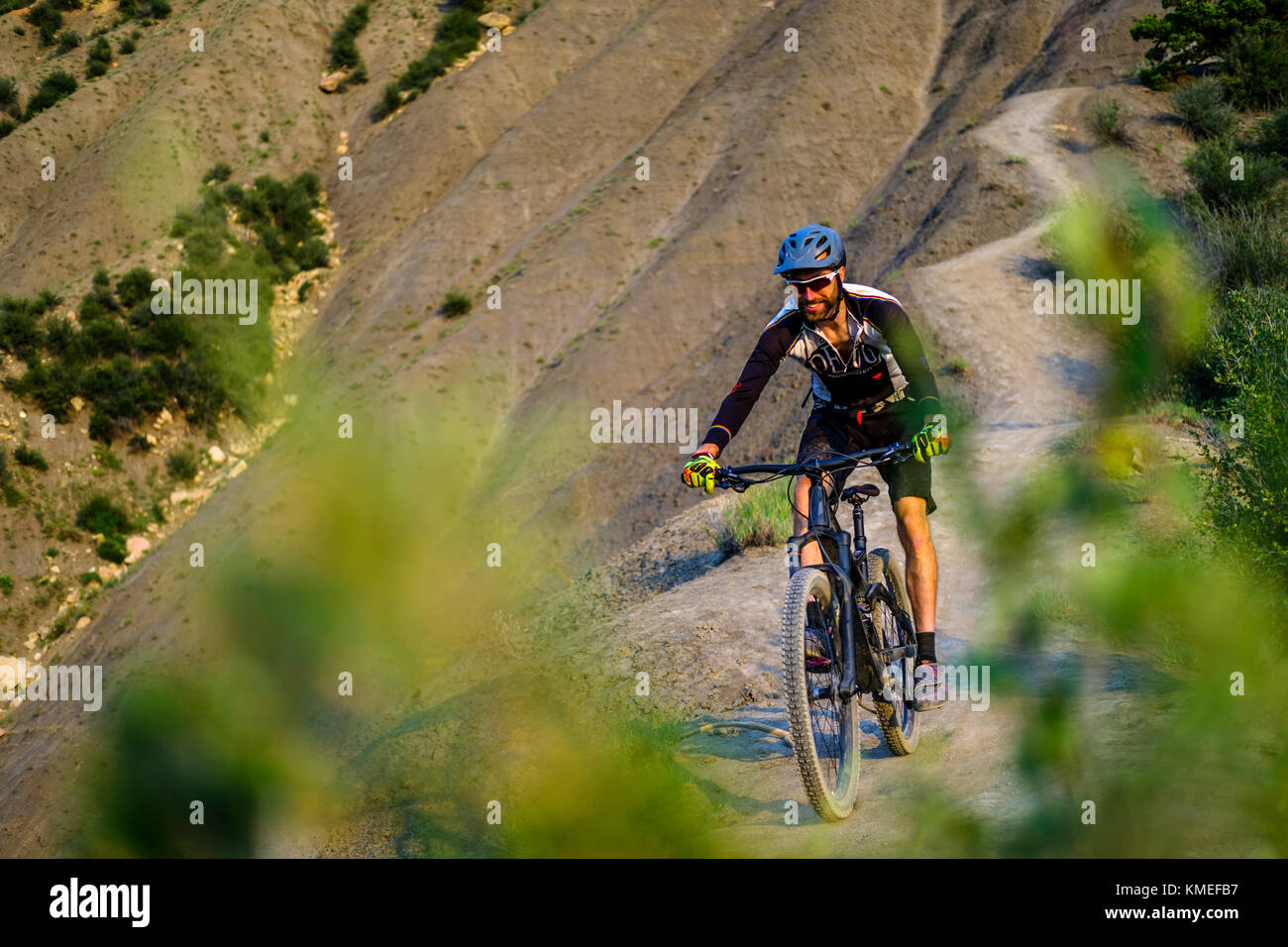 Maschio di Mountain Biker scorre verso il basso porci indietro sul sentiero stretto vicino a Durango,Colorado Foto Stock