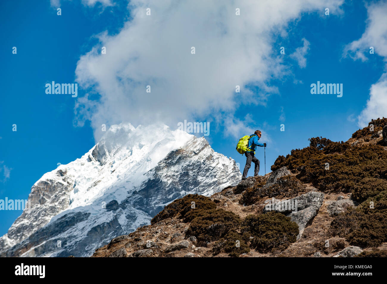 Vista laterale dell'uomo escursionismo nei pressi del monte Everest, Dingboche, Khumbu, Solukhumbu quartiere, Nepal Foto Stock