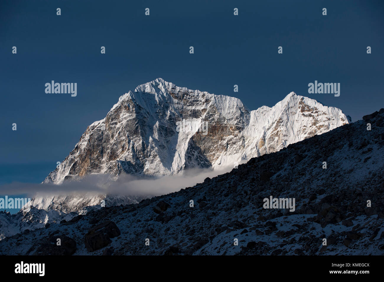 Maestoso scenario di cima di montagna di Taboche (Monte Tawoche) in Himalaya, distretto di Solukhumbu, Nepal Foto Stock