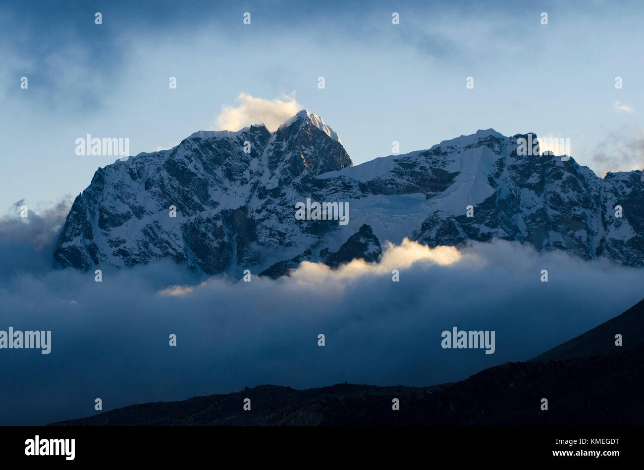 Maestoso scenario di montagna Cholatse picco dell Himalaya si ergono al di sopra delle nuvole,Distretto Solukhumbu,Nepal Foto Stock