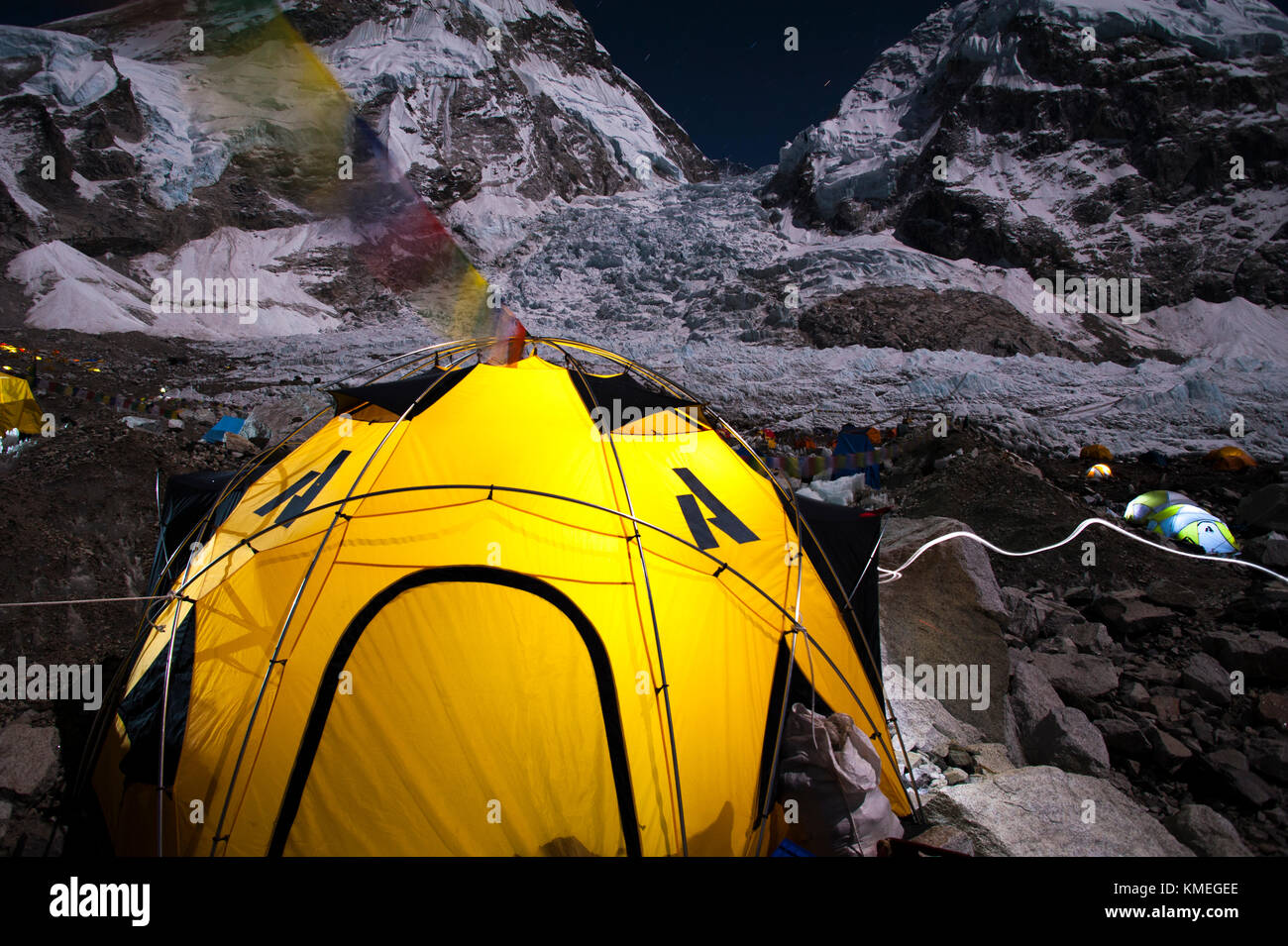 Tenda al di sotto del ghiacciaio Khumbu a Mount Everest, Nepal Foto Stock