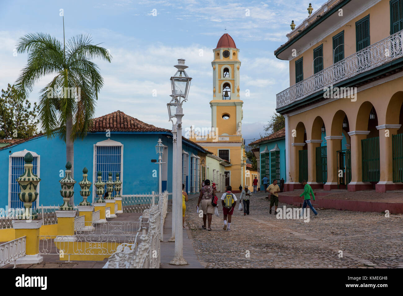 Il campanile di Iglesia y Convento de San Francisco raffigurato da Plaza Mayor a Trinidad, Cuba. Foto Stock