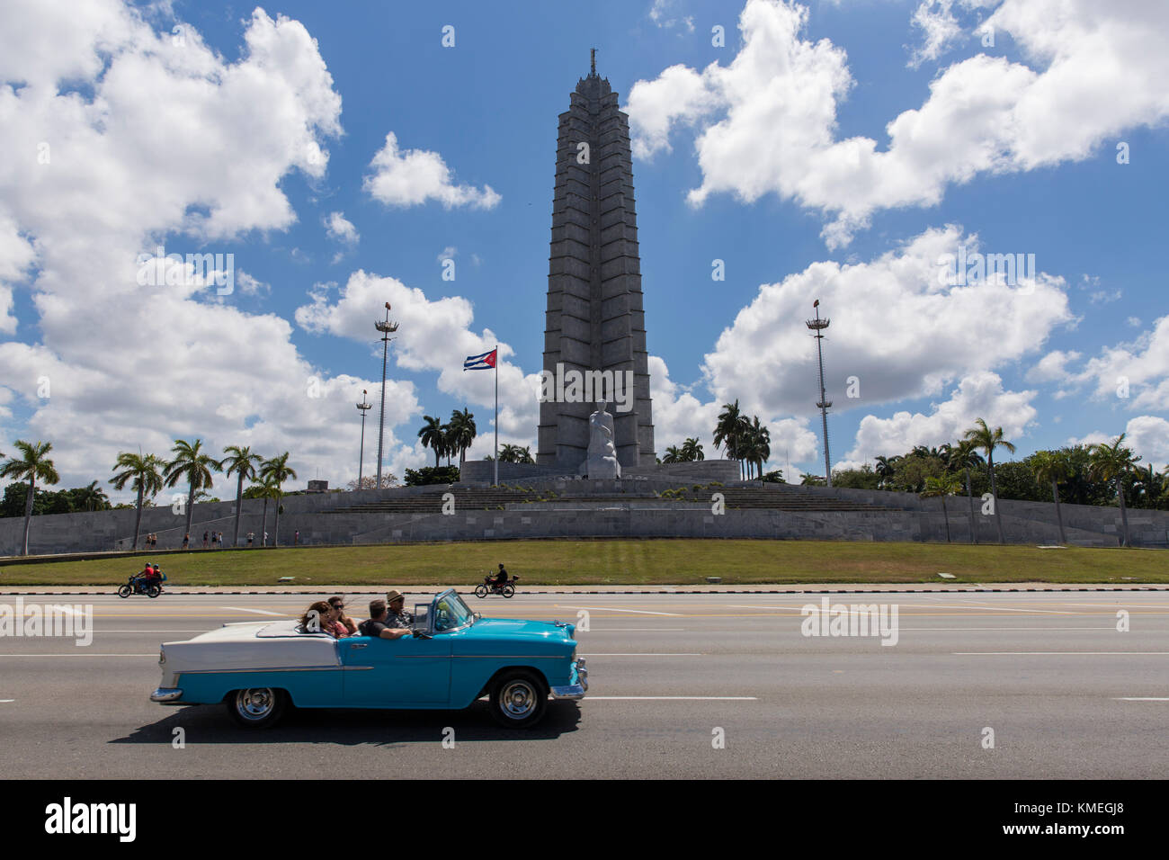 I turisti possono fare un giro in auto da Plaza de la Revolución a l'Avana, Cuba. Foto Stock