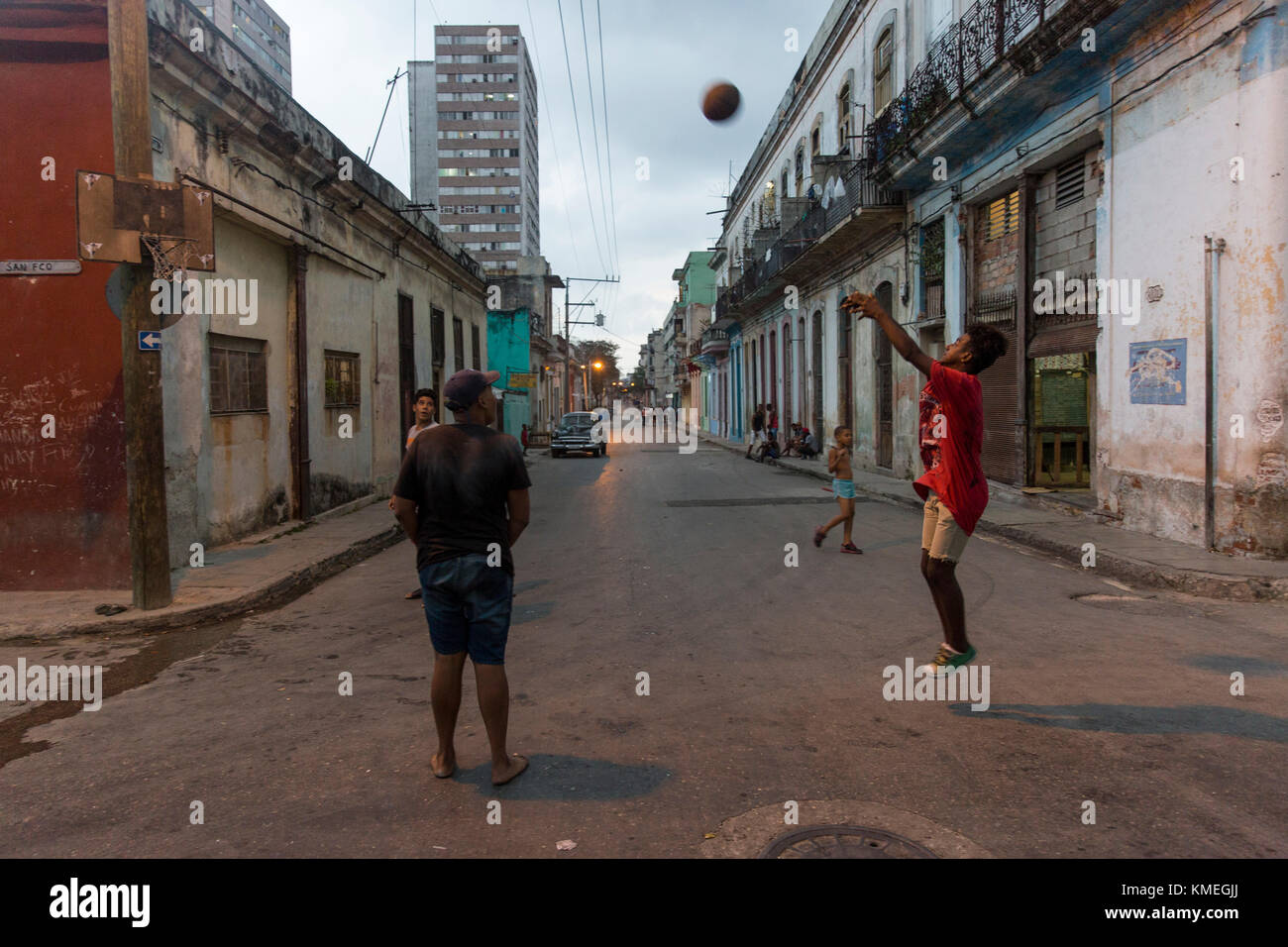I bambini giocano a basket per le strade di l'Avana, Cuba. Foto Stock