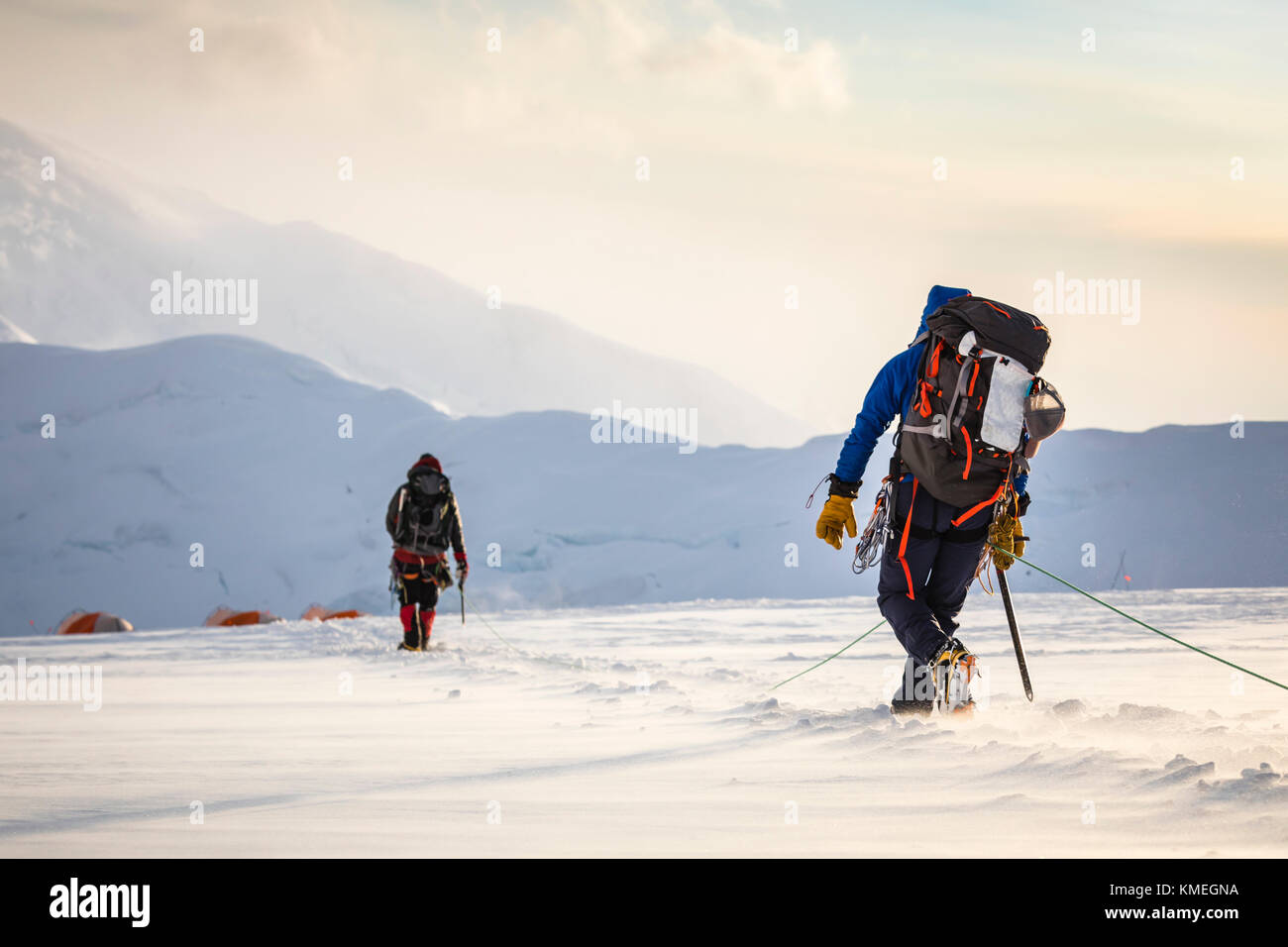 Vista posteriore di due alpinisti tornando al camp sul ghiacciaio,Parco Nazionale di Denali,Alaska,USA Foto Stock