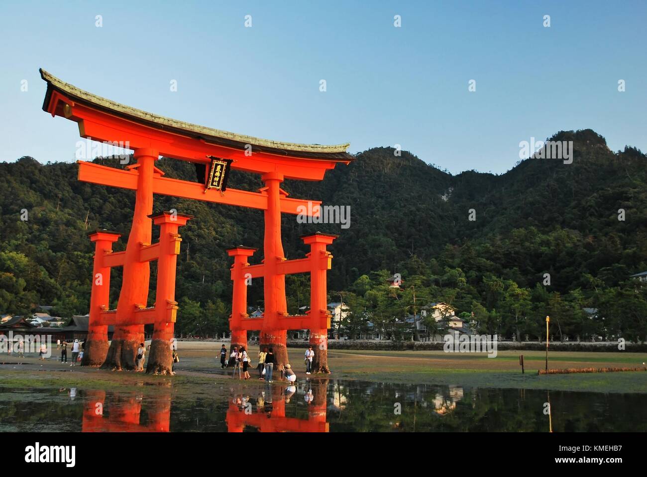 Maestosa porta torii adottate il 4 settembre 2008 a Hiroshima, Giappone. I turisti possono camminare fuori al cancello durante la bassa marea. Foto Stock