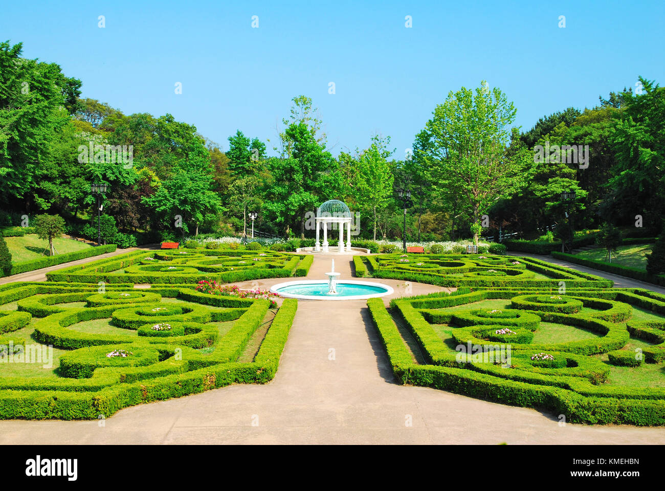 Fontana di acqua e padiglioni in un ambito europeo-stile giardino. Adatto per concetti quali ad esempio vacanze e vacanze, relax, lusso e lo status sociale. Foto Stock