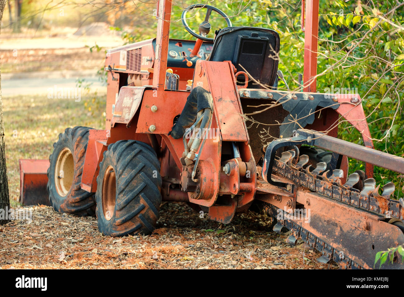 Un vecchio fossato strega macchina di scavo il trattore è utilizzato per lavori di giardinaggio in American giardino botanico, Will Rogers park nella città di Oklahoma, Oklahoma, Stati Uniti d'America. Foto Stock