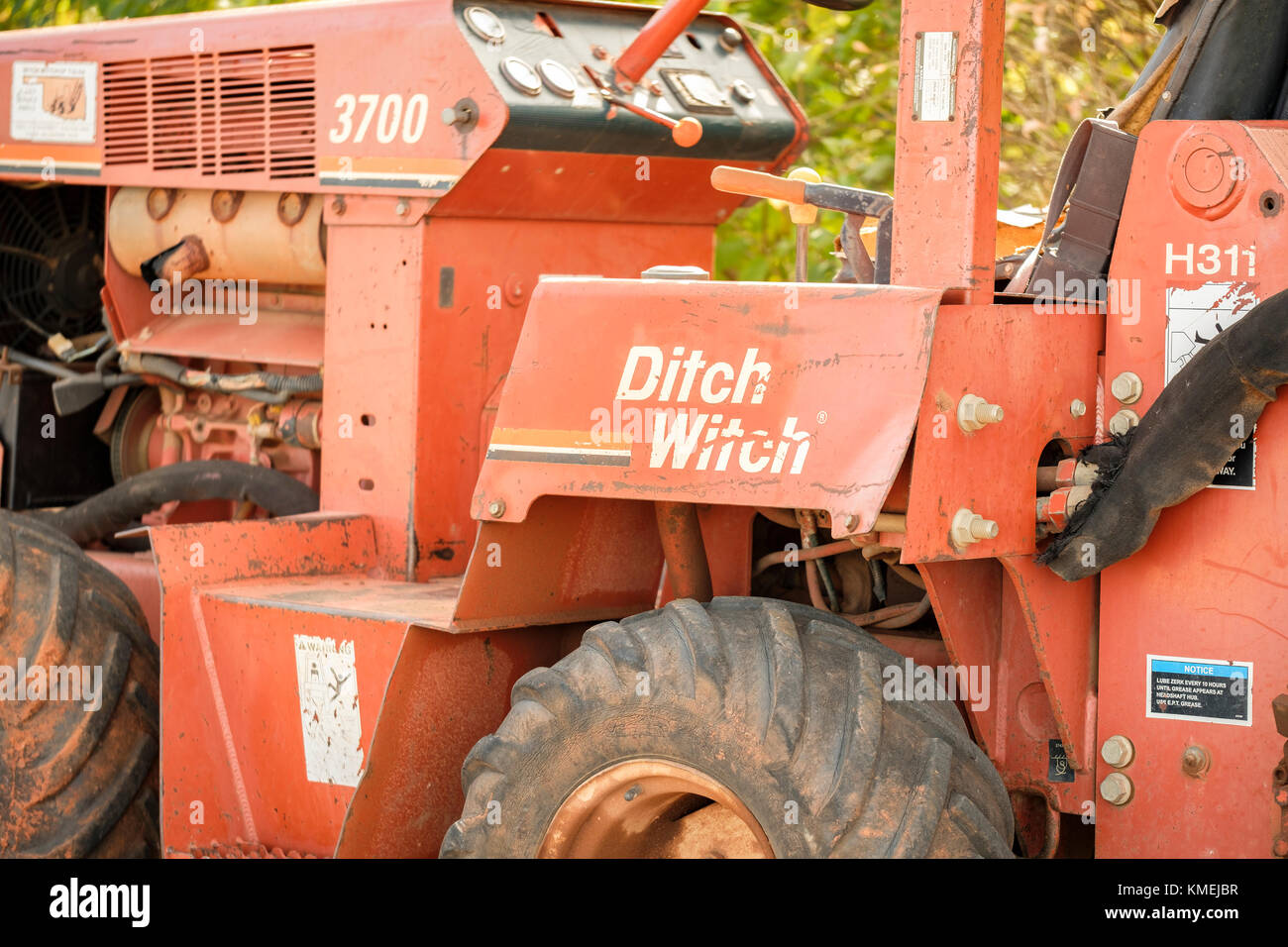 Un vecchio fossato strega macchina di scavo il trattore è utilizzato per lavori di giardinaggio in American giardino botanico, Will Rogers park nella città di Oklahoma, Oklahoma, Stati Uniti d'America. Foto Stock
