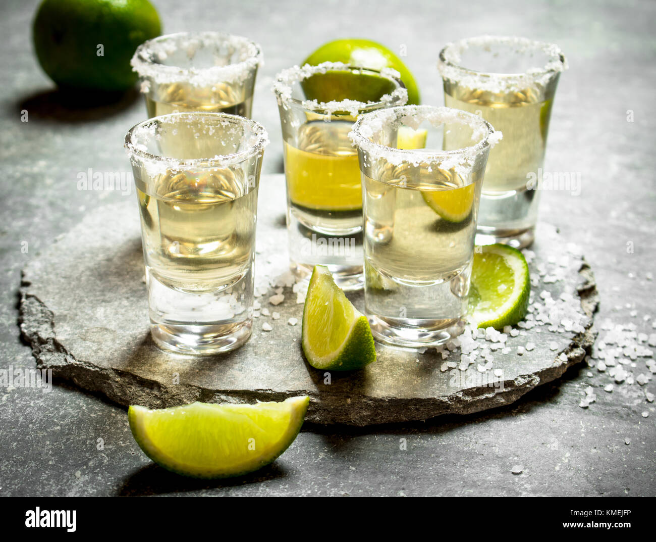 Tequila riprese con calce e sale . sul tavolo di pietra. Foto Stock