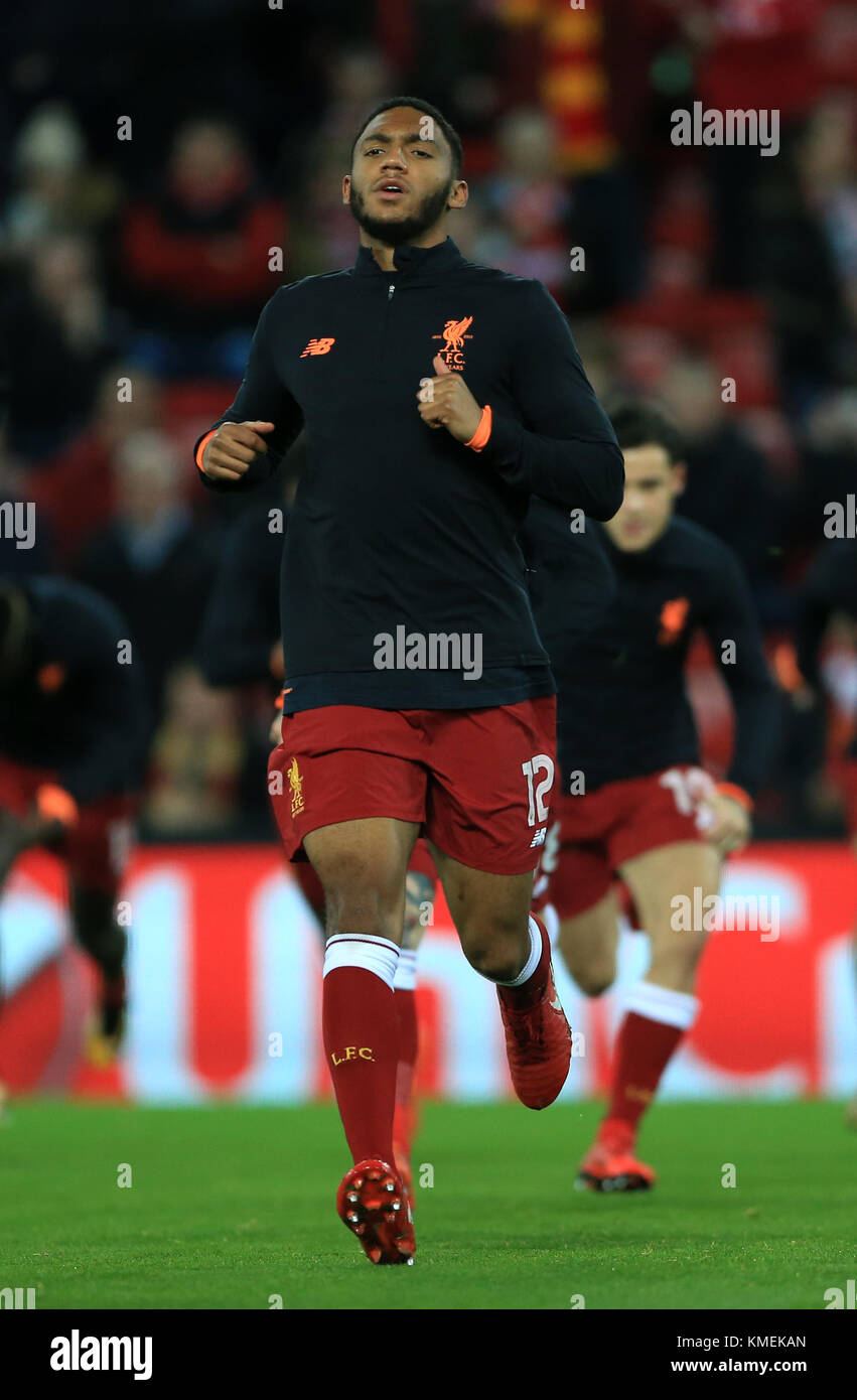 Liverpool è Joe Gomez si riscalda prima della UEFA Champions League, gruppo e corrispondono ad Anfield, Liverpool. Foto Stock