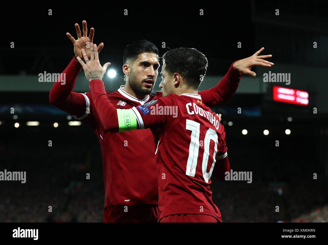 Liverpool Philippe Coutinho (destra) punteggio celebra il suo lato il secondo obiettivo del gioco durante la UEFA Champions League, gruppo e corrispondono ad Anfield, Liverpool. Foto Stock