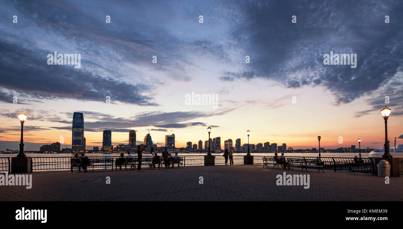 Vista da Battery Park a skyline di New Jersey al tramonto, New York Cty Foto Stock