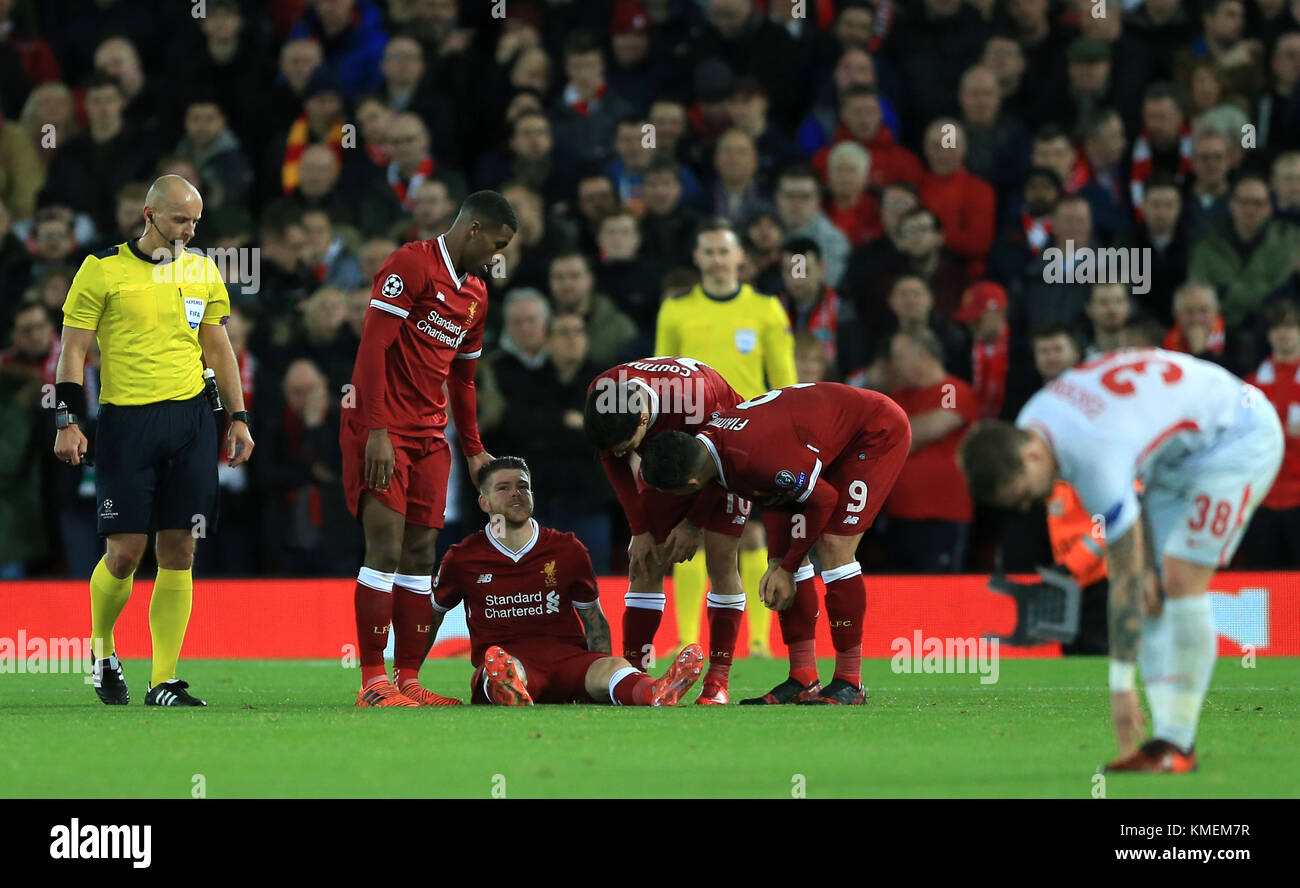 Liverpool di Alberto Moreno preleva un pregiudizio durante la UEFA Champions League, gruppo e corrispondono ad Anfield, Liverpool. Foto Stock
