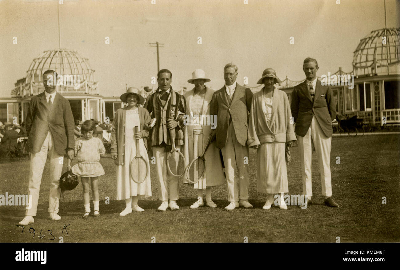 1920s, storico vestito per un gioco di tennis, gli uomini e le donne i giocatori di tennis con racchette line-up sul prato per un'immagine prima della partita, Inghilterra, Foto Stock