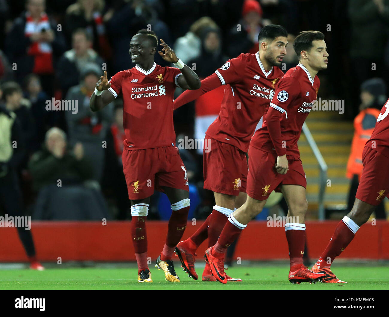 Di Liverpool Sadio Mane (sinistra) celebra il suo punteggio i lati quarto obiettivo durante la UEFA Champions League, gruppo e corrispondono ad Anfield, Liverpool. Foto Stock