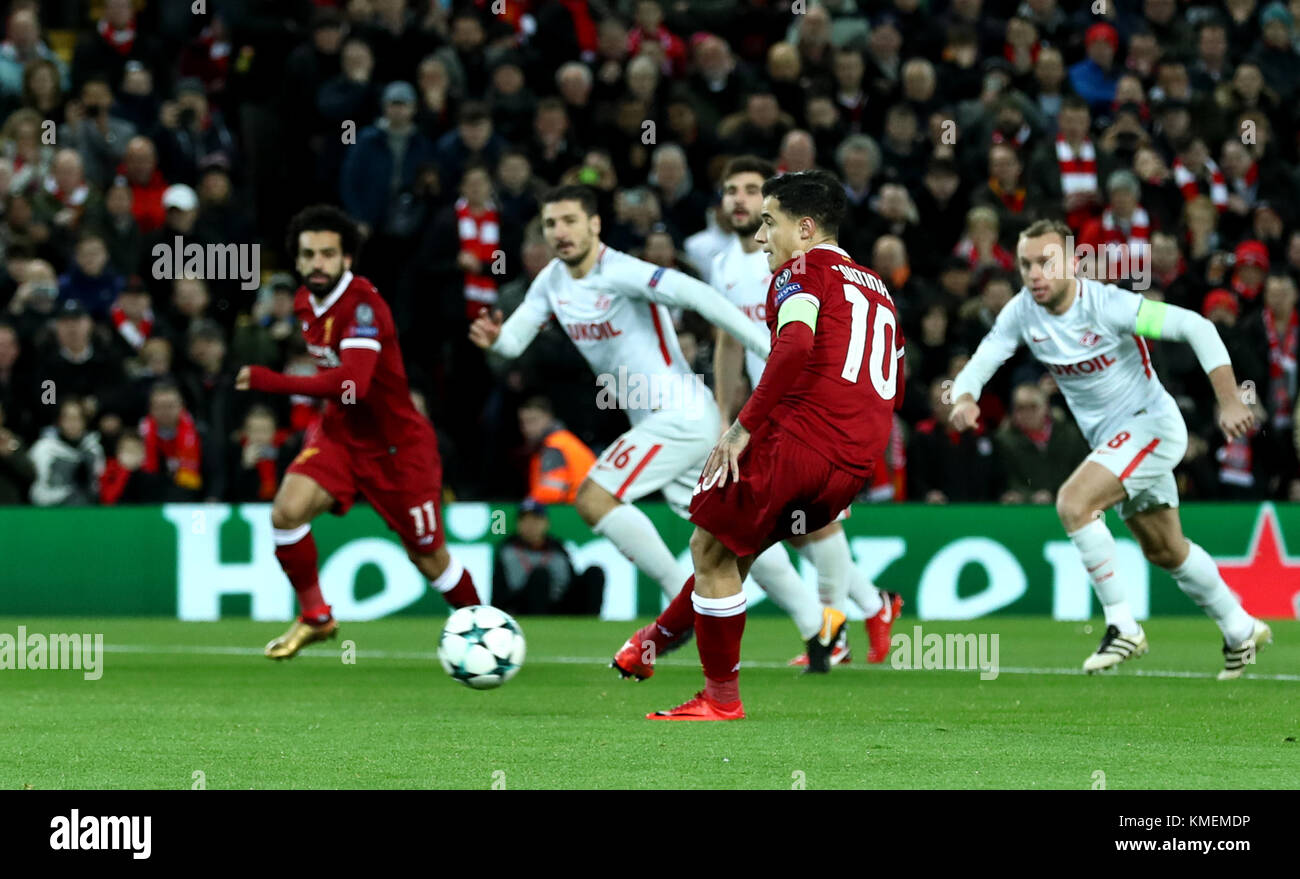 Liverpool Philippe Coutinho punteggi lati il suo primo obiettivo durante la UEFA Champions League, gruppo e corrispondono ad Anfield, Liverpool. Foto Stock