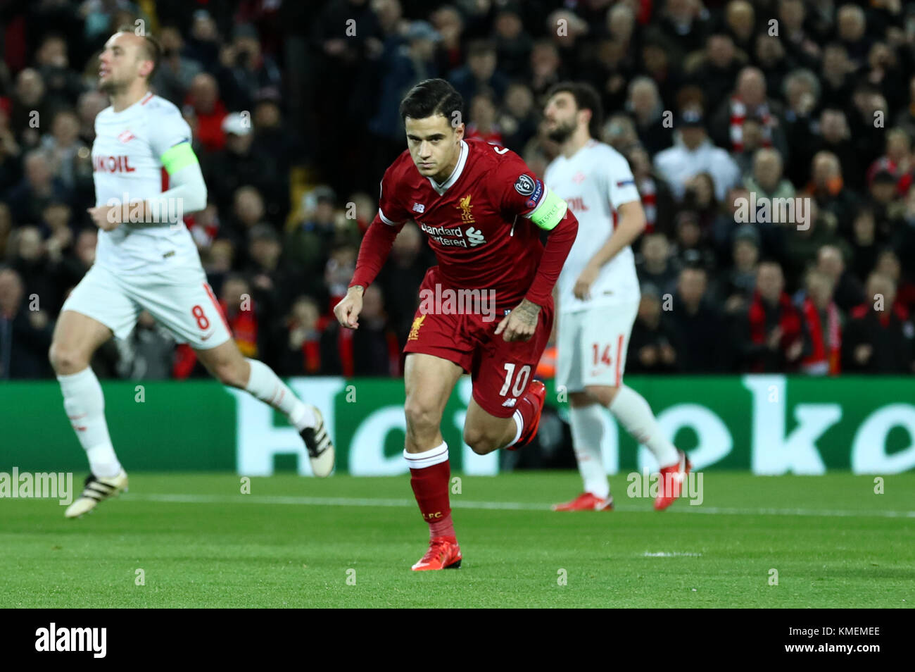 Liverpool Philippe Coutinho celebra il suo punteggio i lati primo obiettivo durante la UEFA Champions League, gruppo e corrispondono ad Anfield, Liverpool. Foto Stock