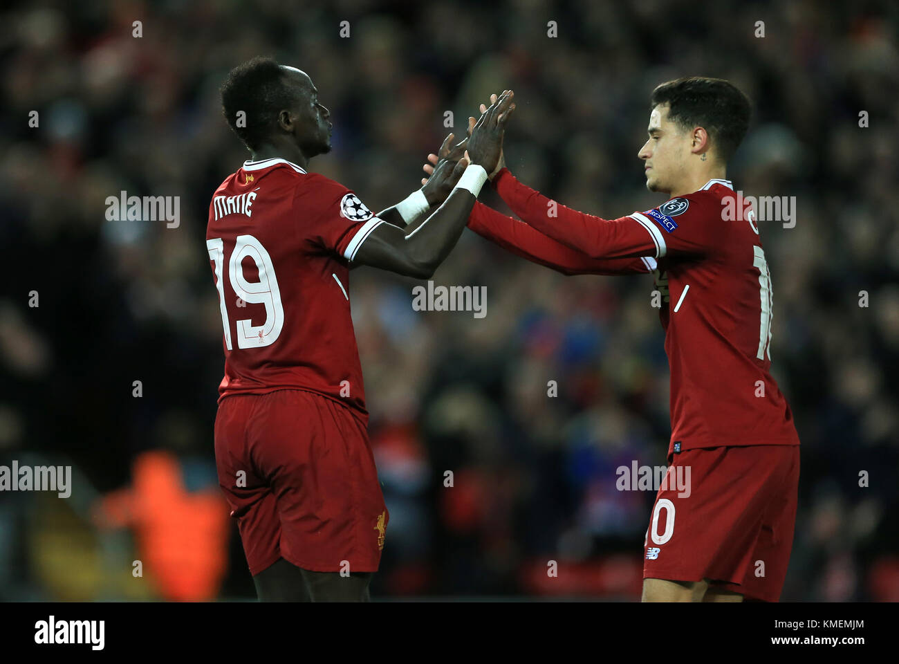 Di Liverpool Sadio Mane (sinistra) celebra il suo punteggio i lati sesto obiettivo durante la UEFA Champions League, gruppo e corrispondono ad Anfield, Liverpool. Foto Stock