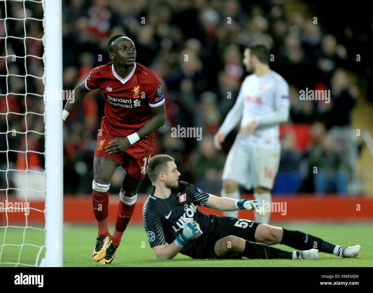 Liverpool Mane Sadio celebra il suo punteggio i lati sesto obiettivo durante la UEFA Champions League, gruppo e corrispondono ad Anfield, Liverpool. Foto Stock