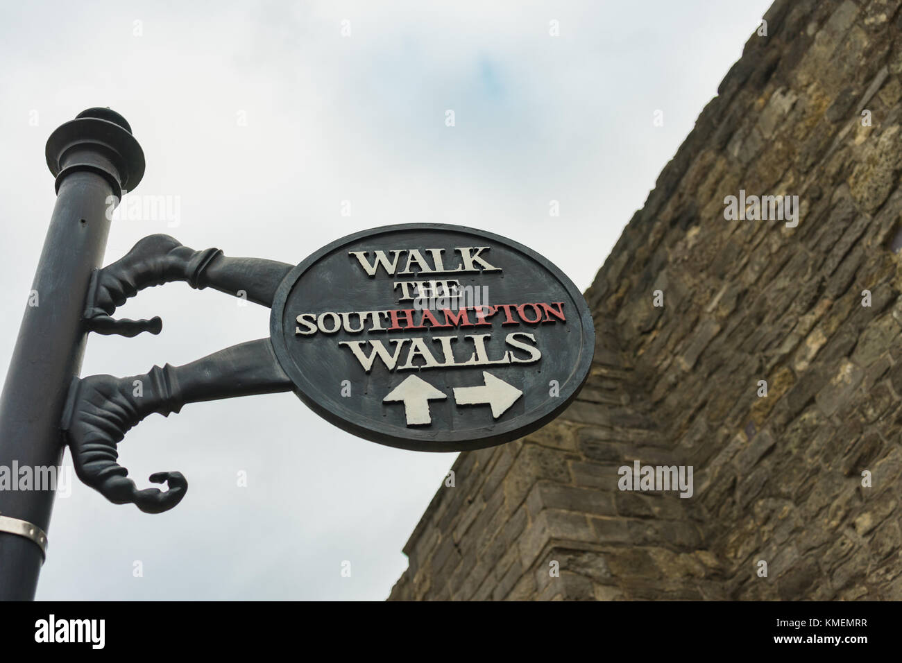 A 'piedi il Southampton muri " segno nel centro della città di Southampton, England, Regno Unito Foto Stock