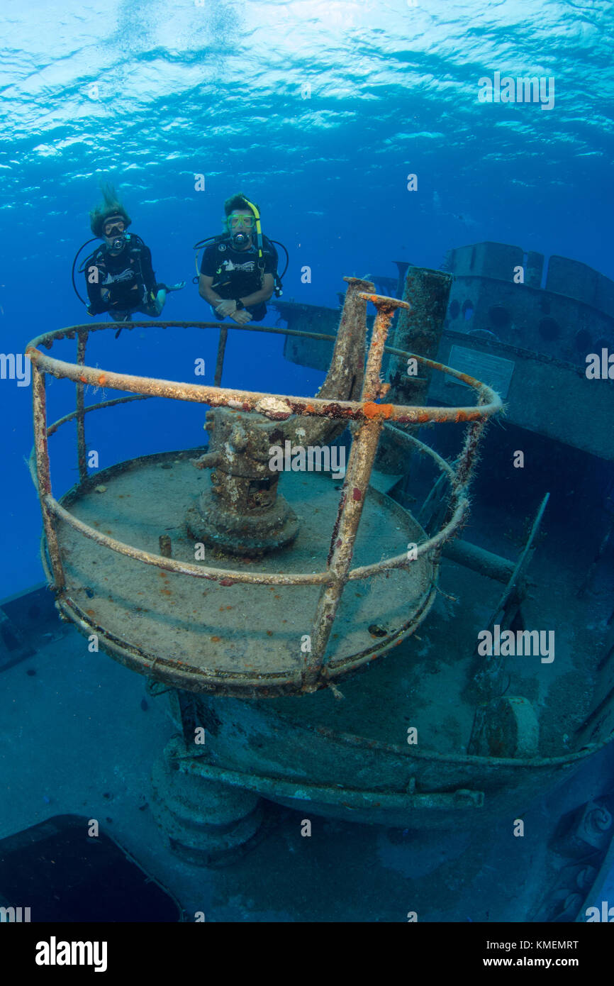 I subacquei esplorare il relitto della uss kittiwake Foto Stock