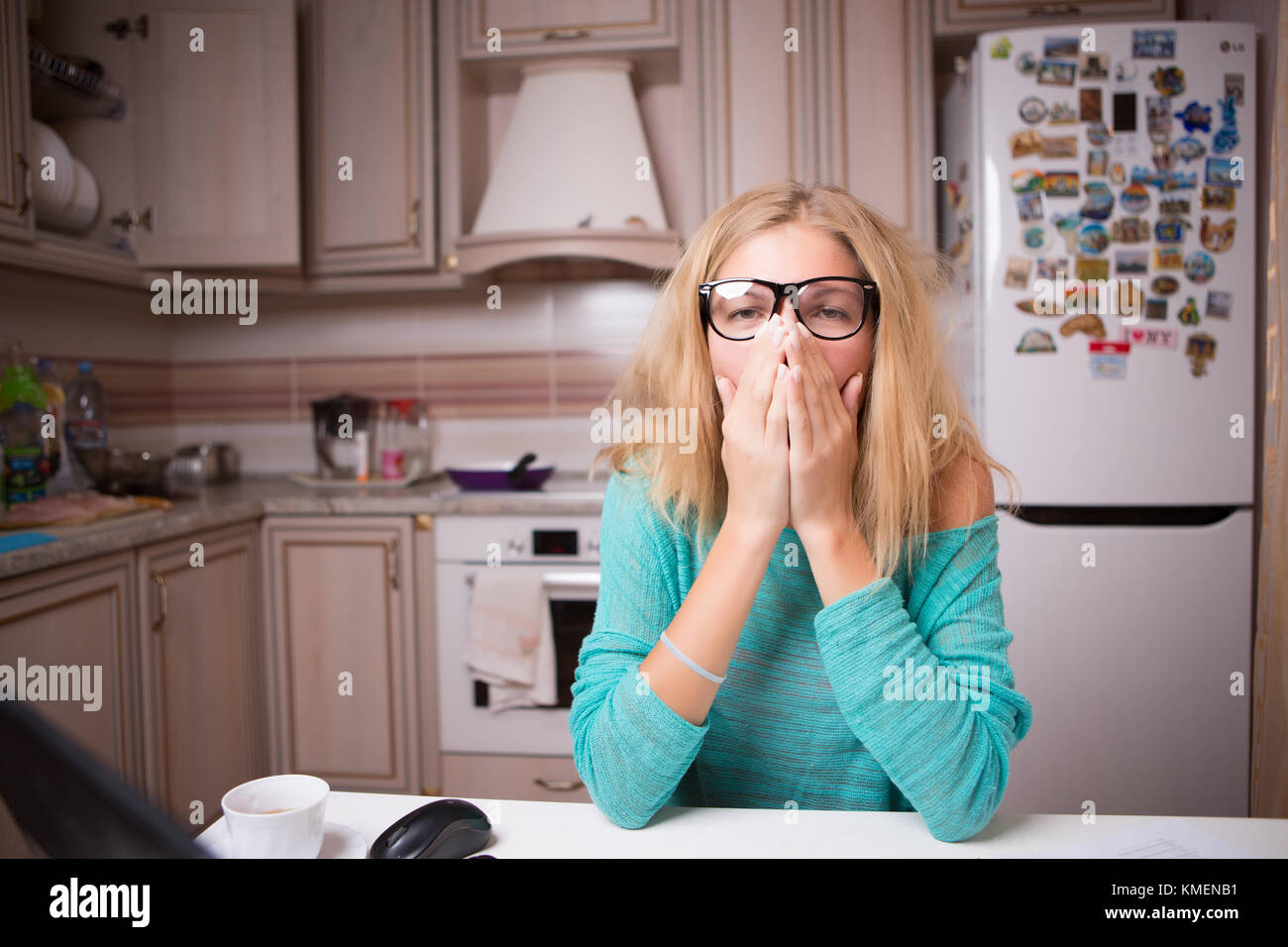 Stanco donna che lavorano con documenti Foto Stock