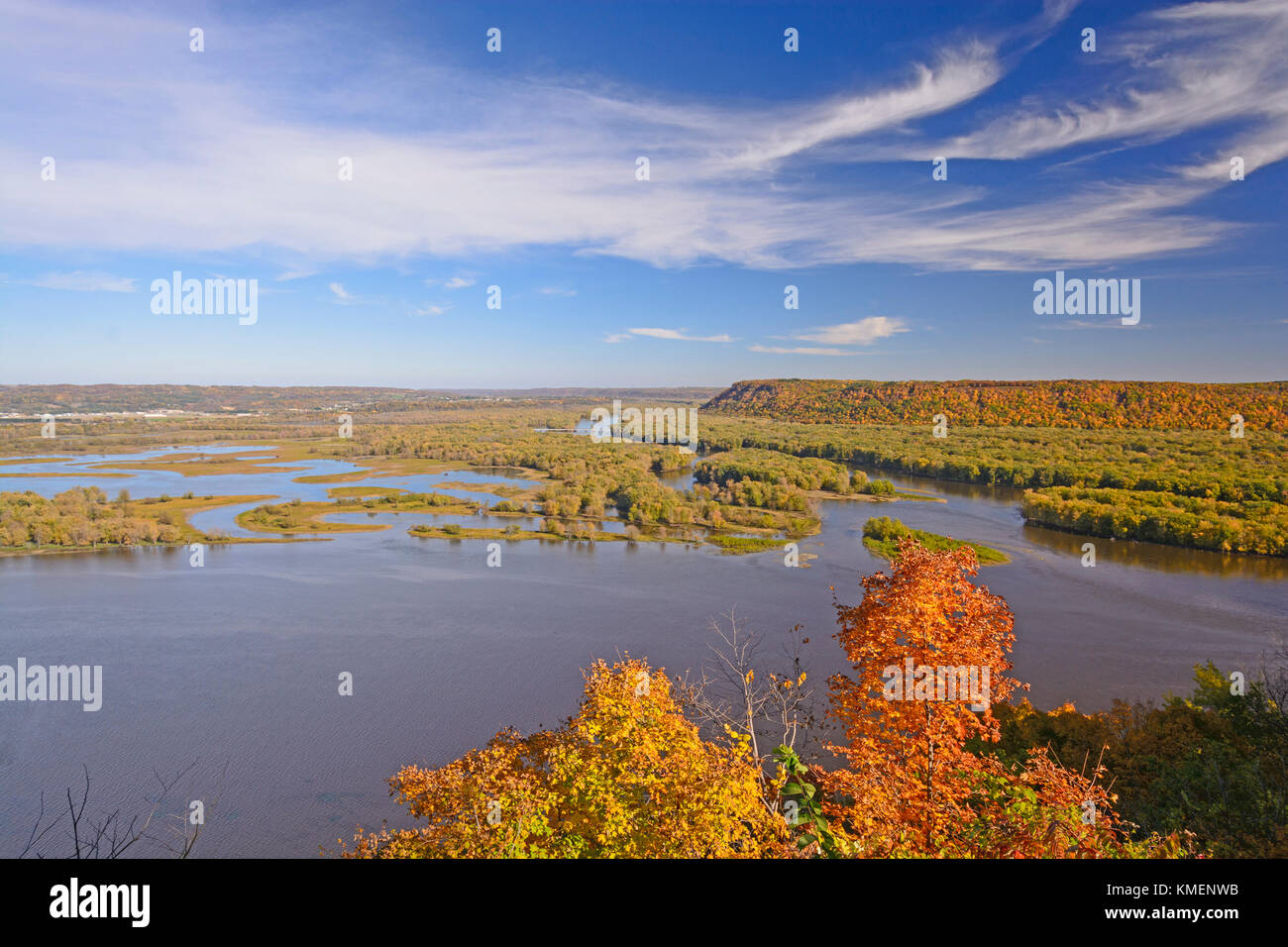 Colori autunnali sulla confluenza del Mississippi e wisconsin fiumi Foto Stock