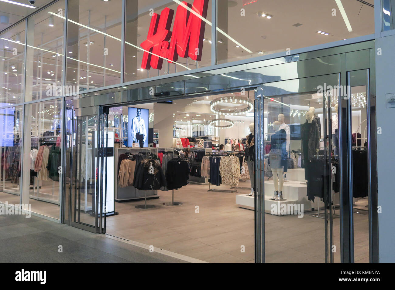 H&M negozio di abbigliamento a Westfield Place, New York, Stati Uniti  d'America Foto stock - Alamy