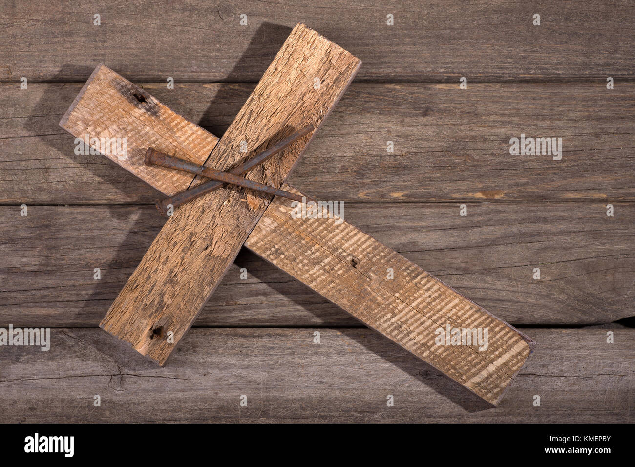Croce e chiodi su una superficie di legno Foto stock - Alamy