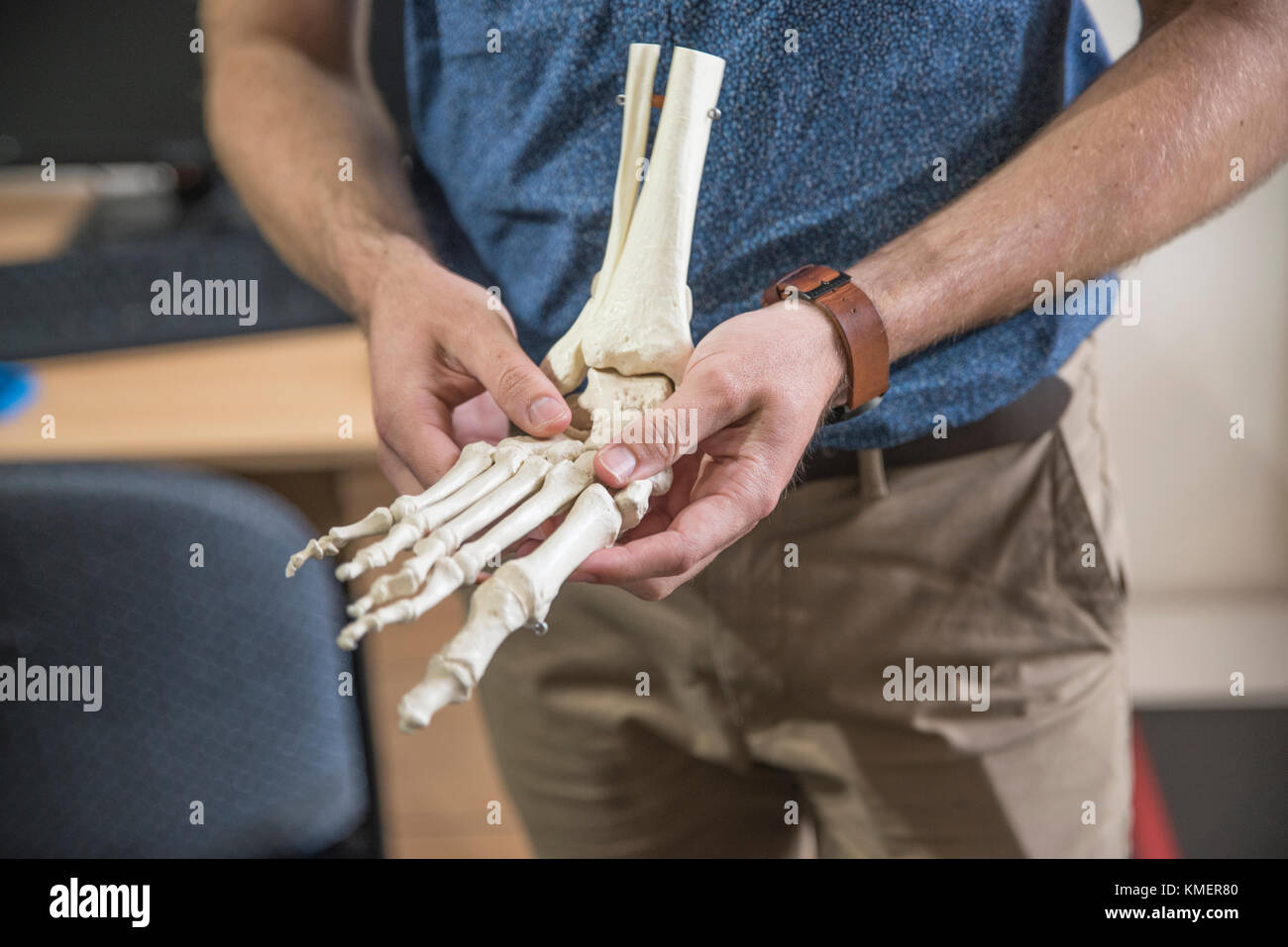 Podiatrist dimostrando su un modello di scheletri piede Foto Stock