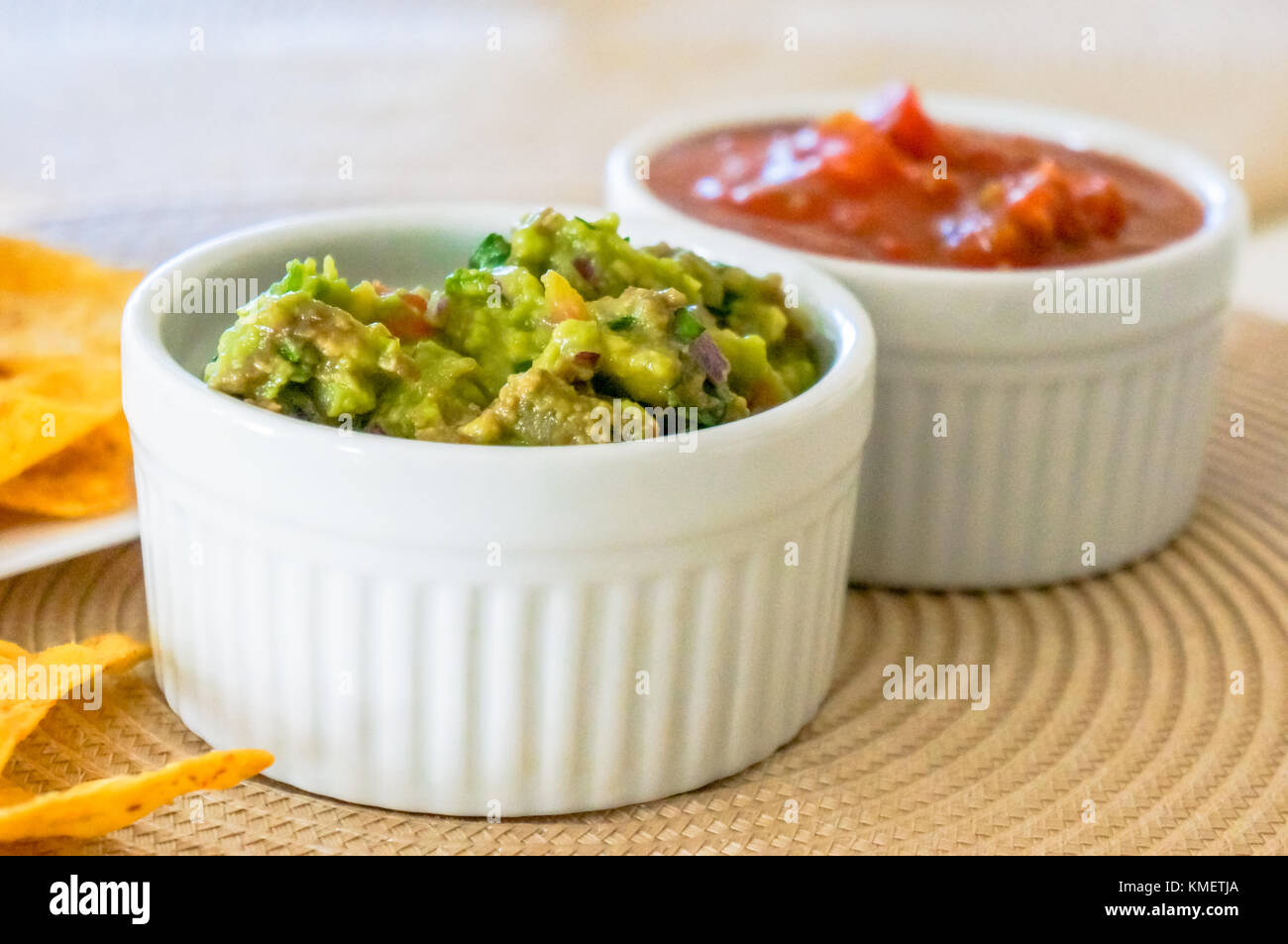 Mexican nachos. fatti in casa salse messicano con corn chips Foto Stock