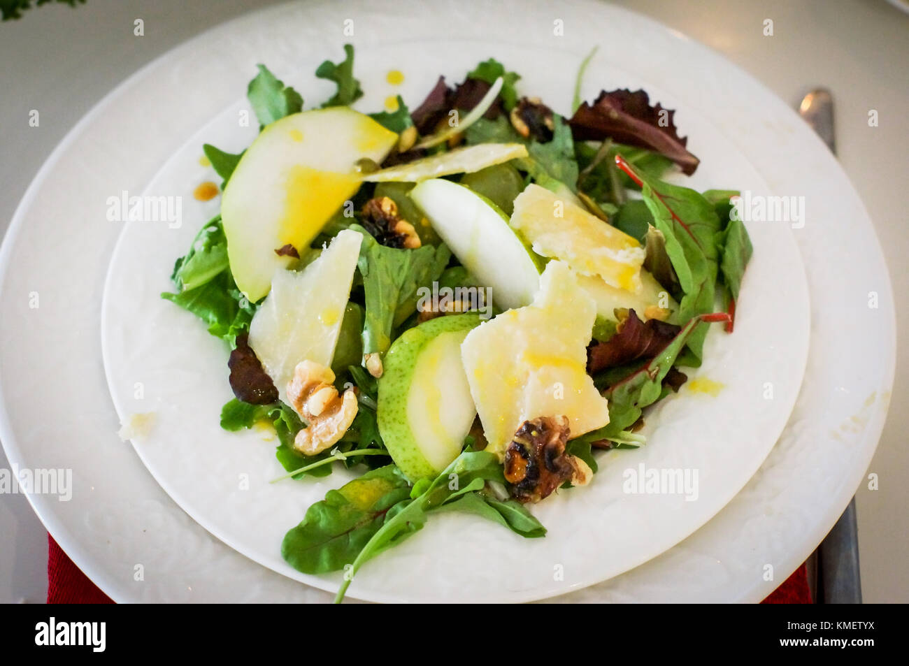 Insalata con le pere, di noci e formaggio su piastre bianche Foto Stock