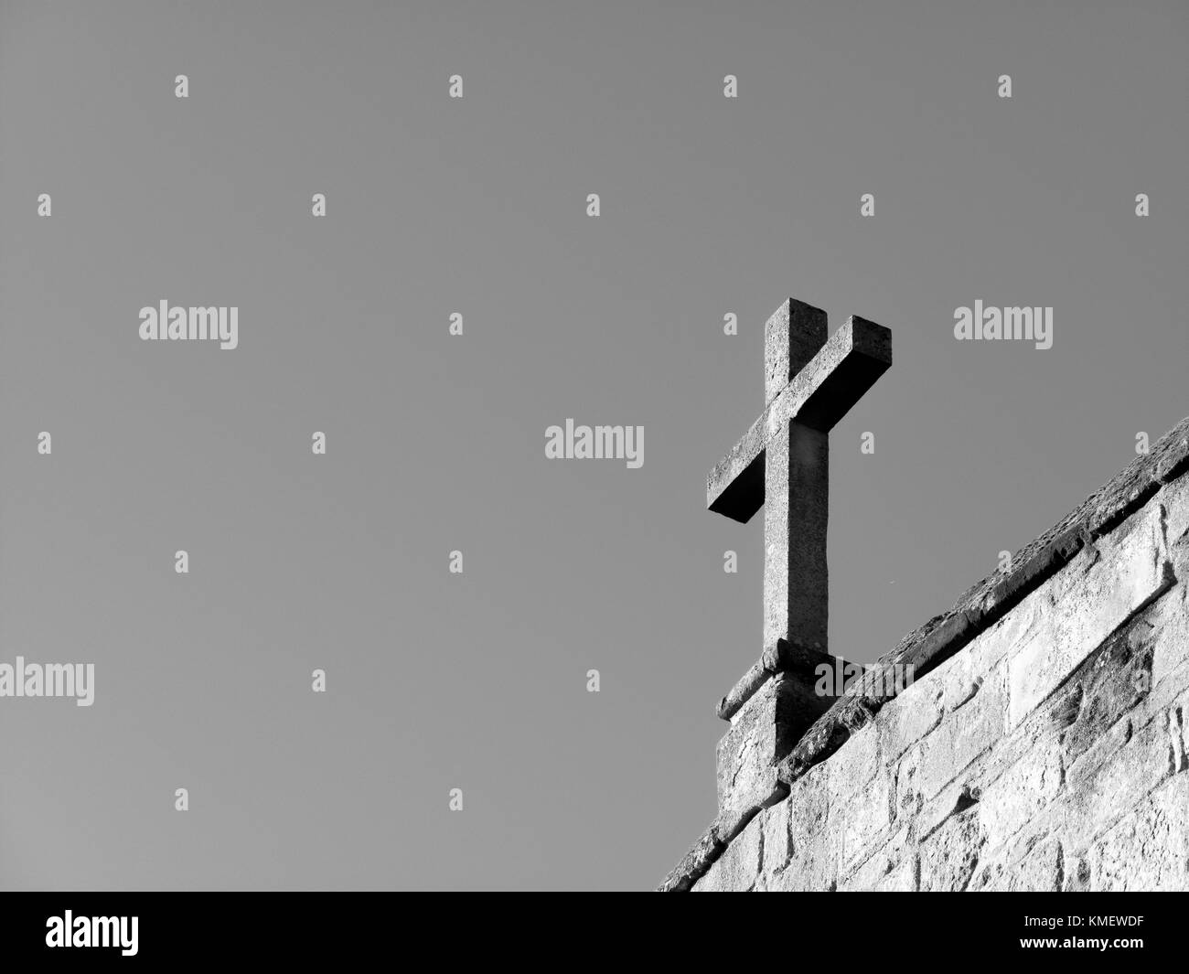 Scolpita una croce cristiana a Romsey abbey, precedentemente un monastero benedettino, copia spazio per testo personalizzato Foto Stock