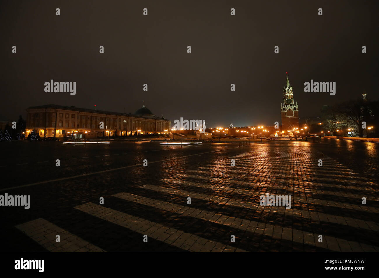 Vista generale all'interno della zona fortificata del Cremlino di notte che si affacciano sulla Cattedrale di Vasily beata e la gengiva centro Shopping mercatino di Natale sulla Piazza Rossa Foto Stock