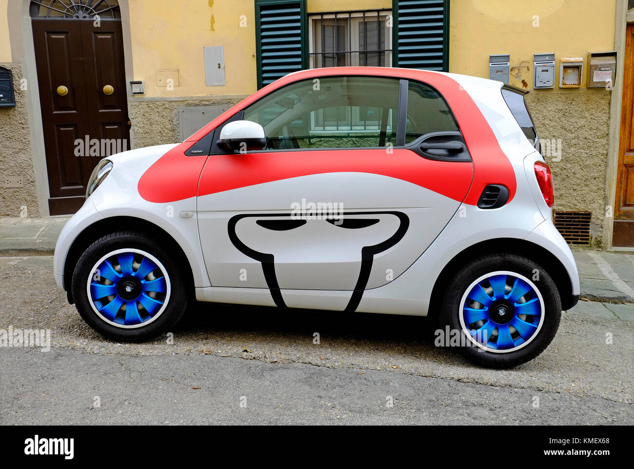 Smart auto parcheggiate sulla via della città al di fuori di casa, Firenze, Italia Foto Stock