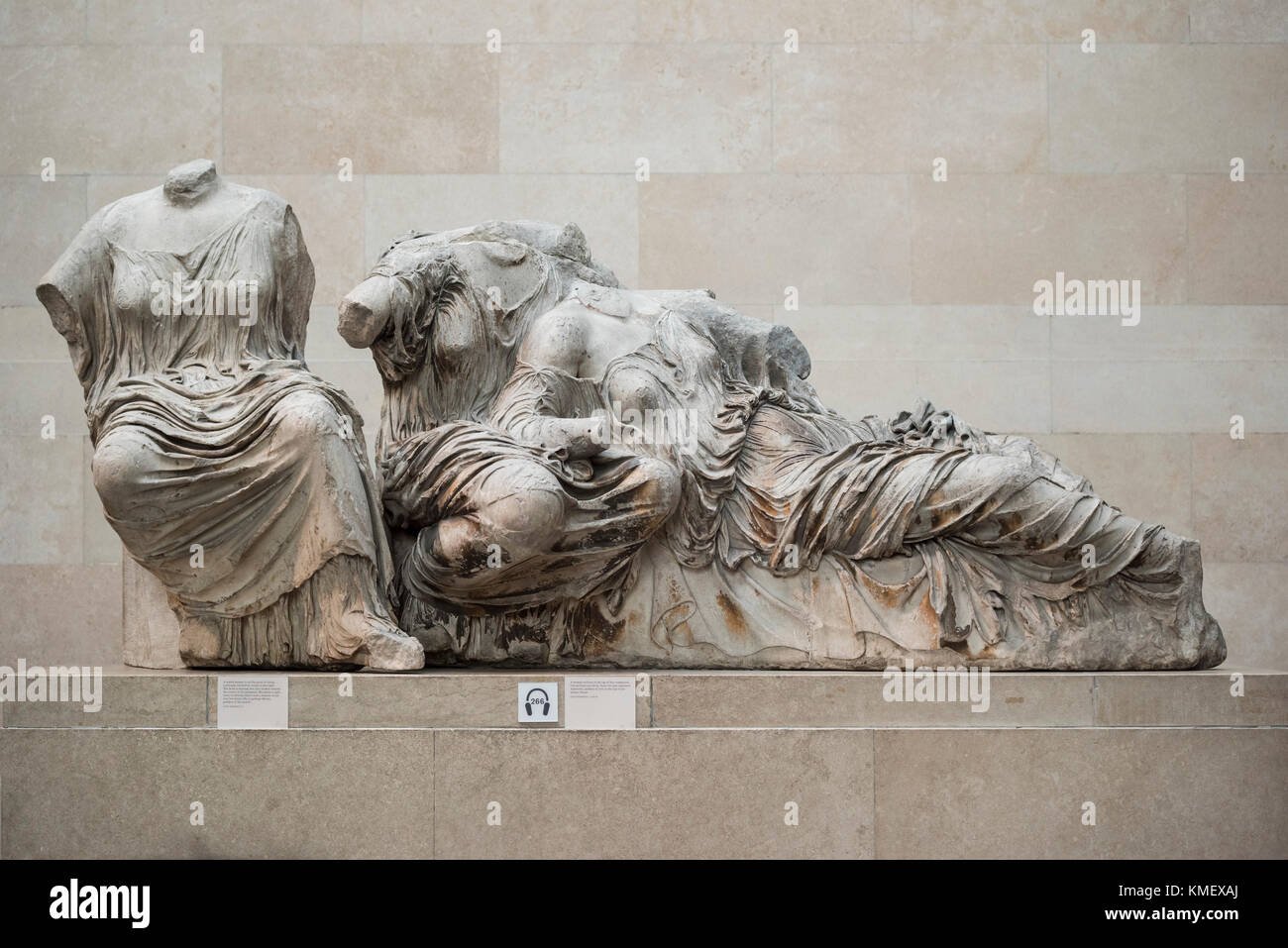 Londra. In Inghilterra. Parthenon sculture aka marmi di Elgin. Le tre dee, l-r; Hestia, Dione e Afrodite, da Fidia, British Museum Foto Stock