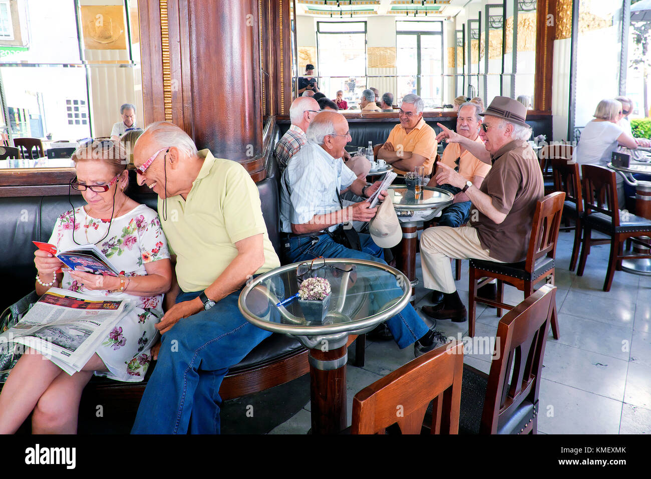 Una coppia di sposi e dei cittadini anziani in Café A Brasileira, Braga, Portogallo Foto Stock