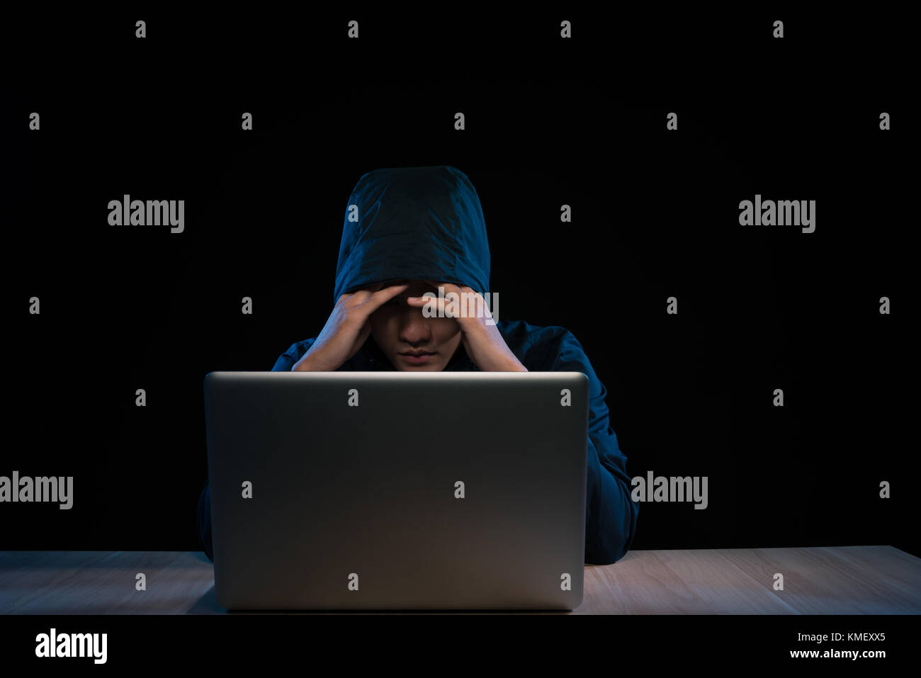 Asian hacker hacking computer di rete con il computer portatile nel buio. cyber security concept Foto Stock