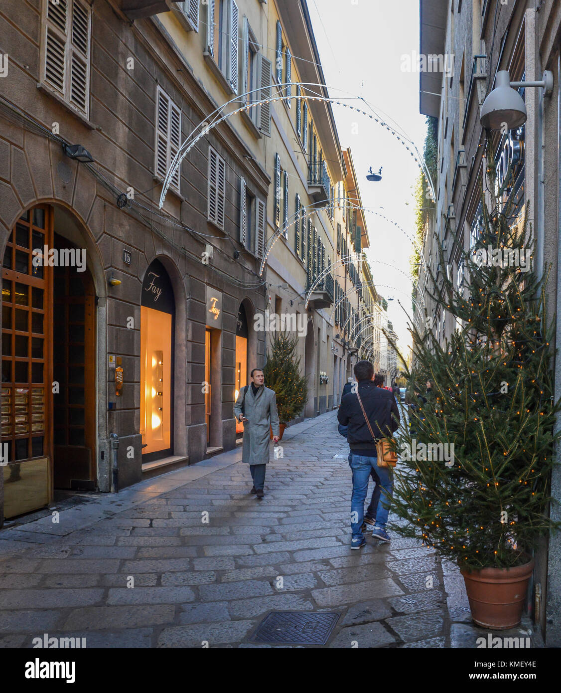 Gli amanti dello shopping in Via della Spiga nel centro di milano, lombardia, italia davanti di vacanza stagione di shopping Foto Stock