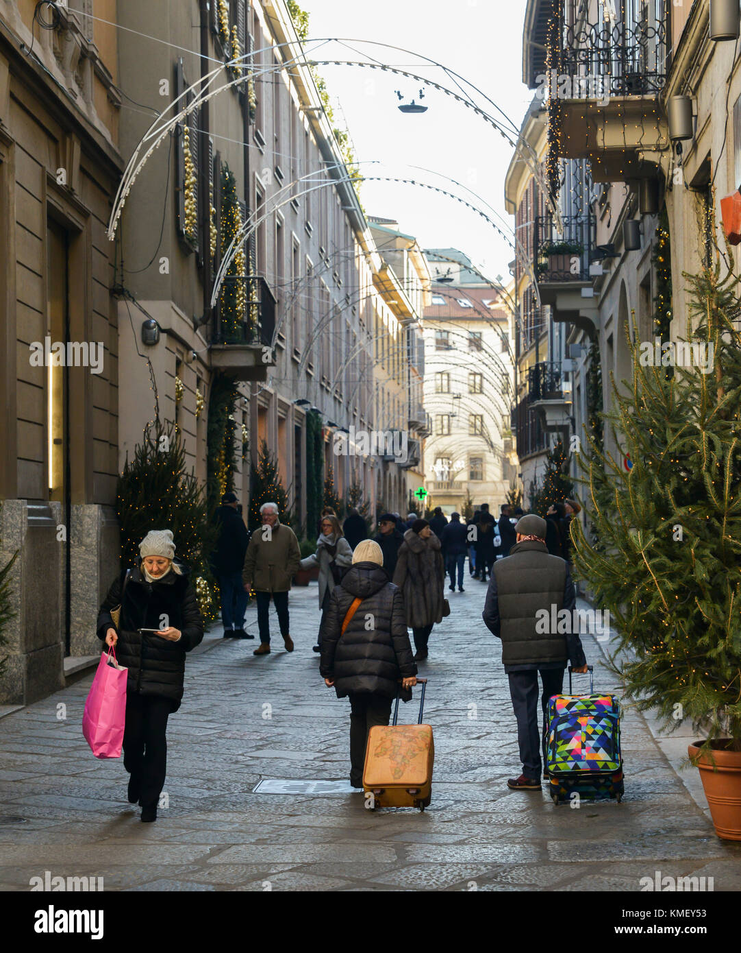 Gli amanti dello shopping in Via della Spiga nel centro di milano, lombardia, italia davanti di vacanza stagione di shopping Foto Stock