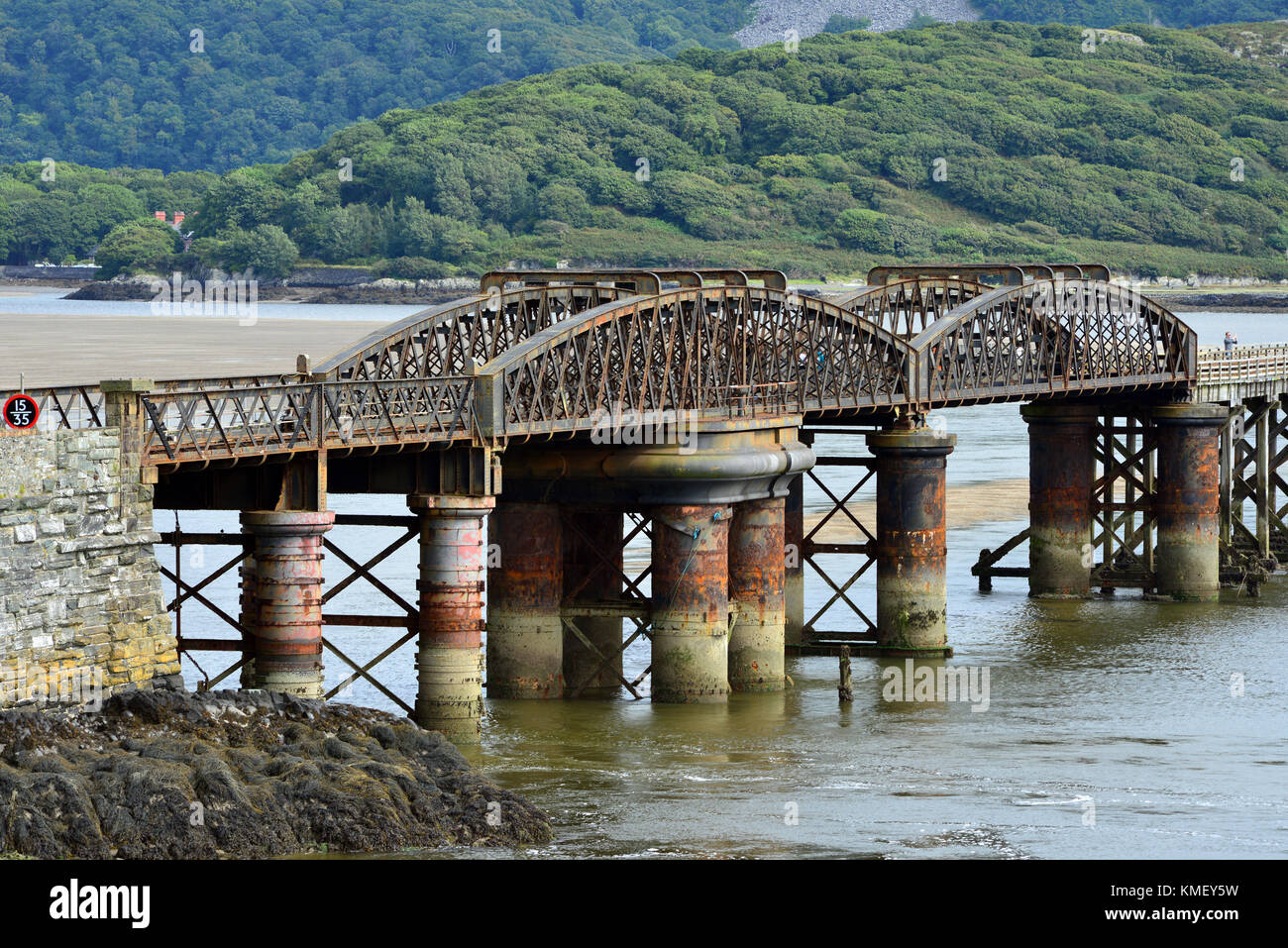 Ponte ferroviario sulla Afon Mawddach a Blaenau Ffestiniog, Gwynedd, Wales, Regno Unito Foto Stock