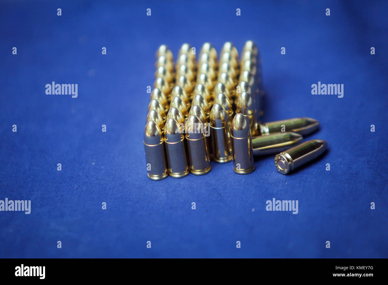 La munizione da 9 mm sul display di un poligono di tiro Foto Stock