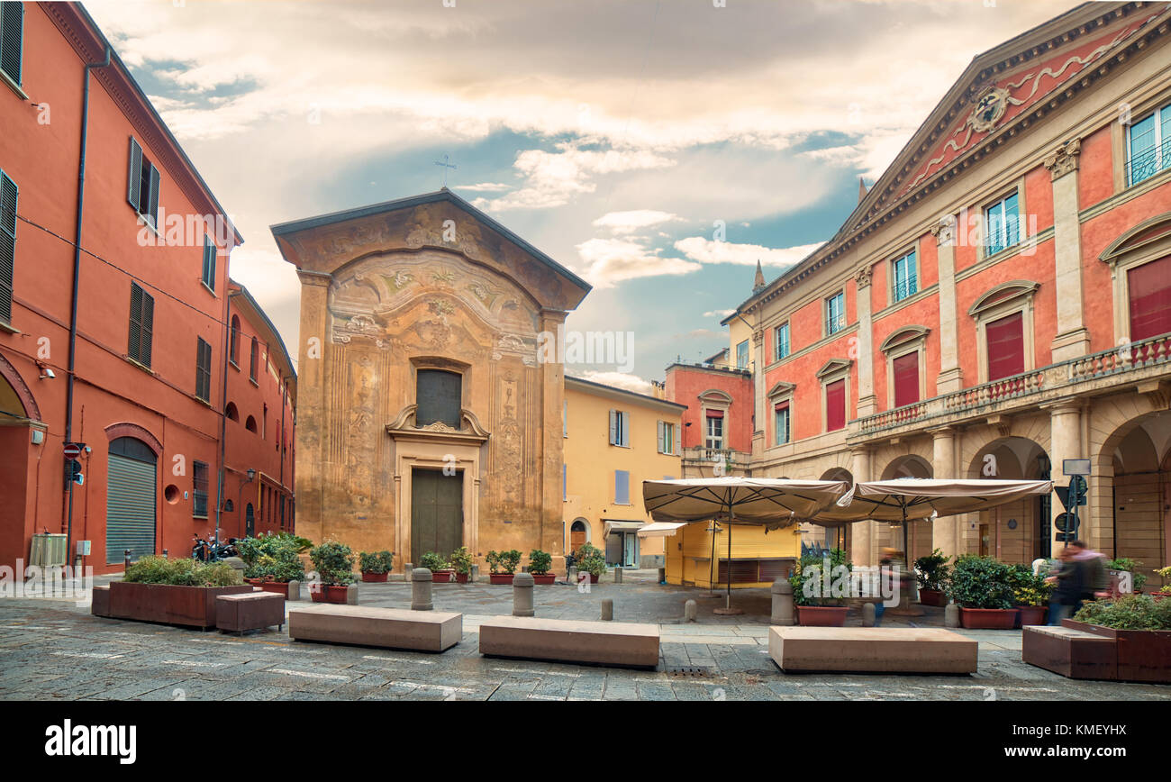 Accogliente piccola piazza di Bologna vicino ai portici in Italia Foto Stock