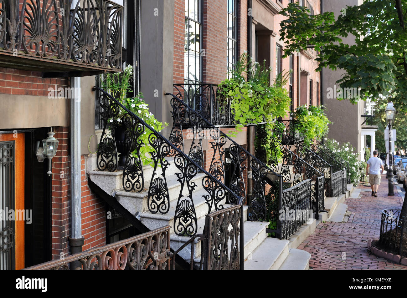 Beacon Hill, Boston. case a schiera, marciapiedi di mattoni, ferro recinzioni, balconi e le ringhiere, scalini di pietra, giardini urbani, Dettagli architettonici Foto Stock