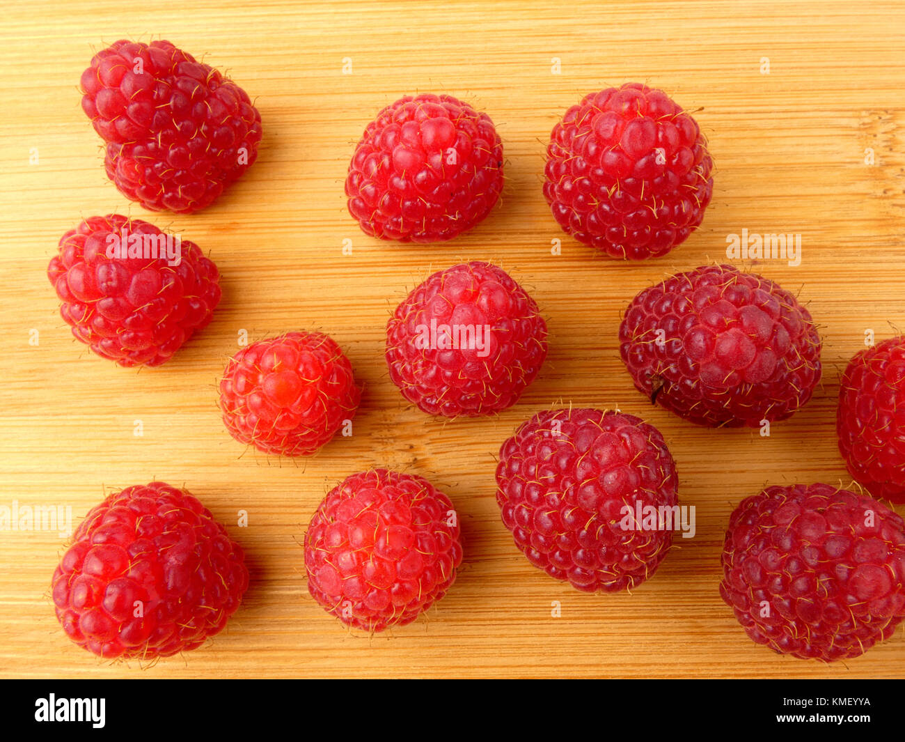 Lamponi freschi isolati su tavola in legno close up Foto Stock