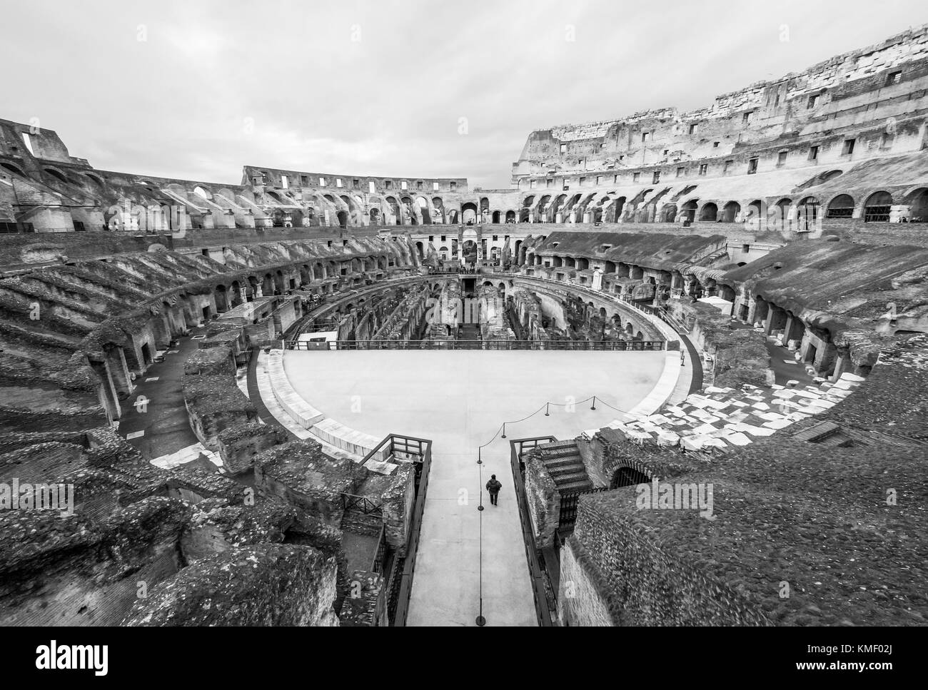 ROMA, ITALIA - le rovine archeologiche nel centro storico di Roma, chiamate fori Imperiali. Ecco il Colosseo. Foto Stock